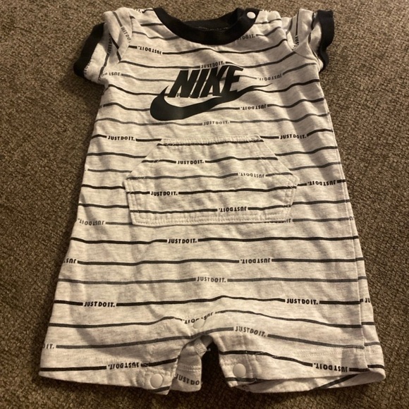 Nike‎ - Picture 1 of 1